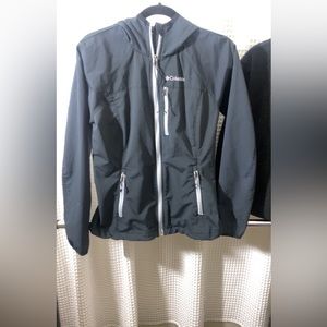 Columbia windproof soft shell jacket. Size small. Good condition